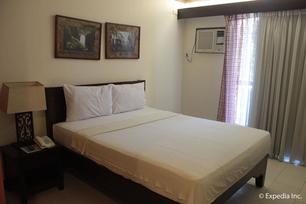 Ilocos Norte Hotel & Convention Center Laoag Exterior foto