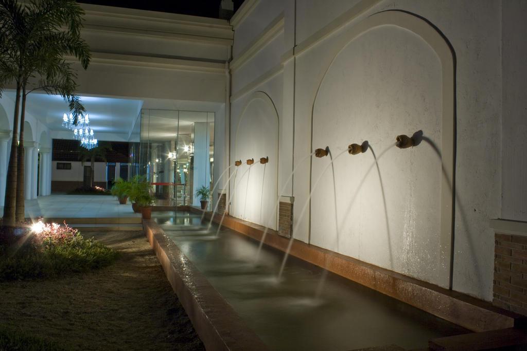Ilocos Norte Hotel & Convention Center Laoag Exterior foto
